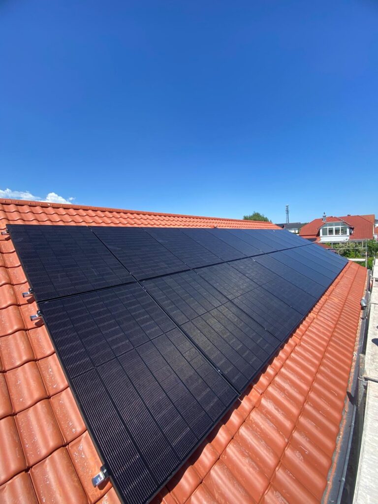 PV-Anlage auf einem Dach eines Einfamilienhauses